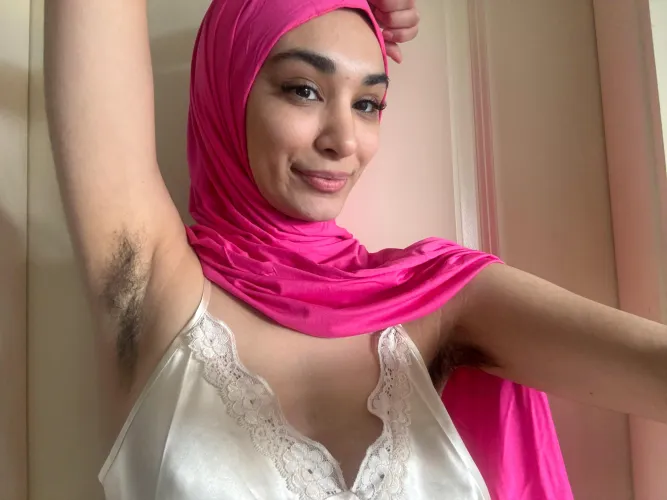 Thumbnail Saharbbyy's Confession: Skipping Shower for Extra HairyPits Scent