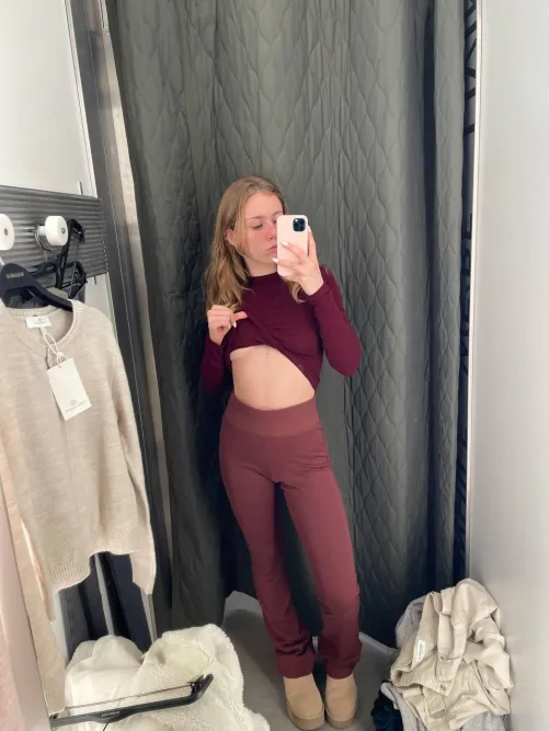 Thumbnail Feeling Hot in Red - enchantedflowerflutt's Croptopgirls Vibe