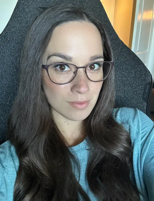 Thumbnail Sunrise Serenity: AlanaAraya's Stylish GirlswithGlasses Inspiration