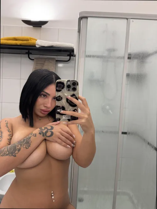 Thumbnail Seeking Support with Handbra Style: A Scarlet-Moon-Muse Perspective
