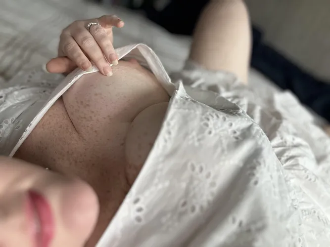 Thumbnail LynnaJean Explores Peek-a-Boob Moments
