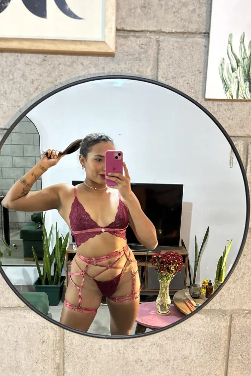 Thumbnail A Sexy Contrast: missbolivar's Alluring Style