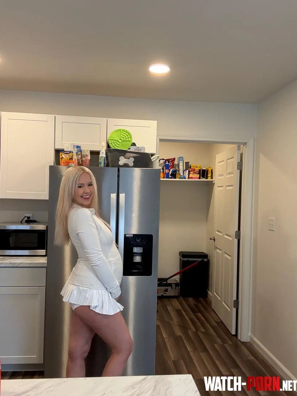 Anyone hungry for pregnant girl by emilly_harrison