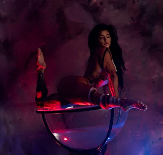 Thumbnail Feminine Power: Sweet_Sirenxx's Muscular Wonder