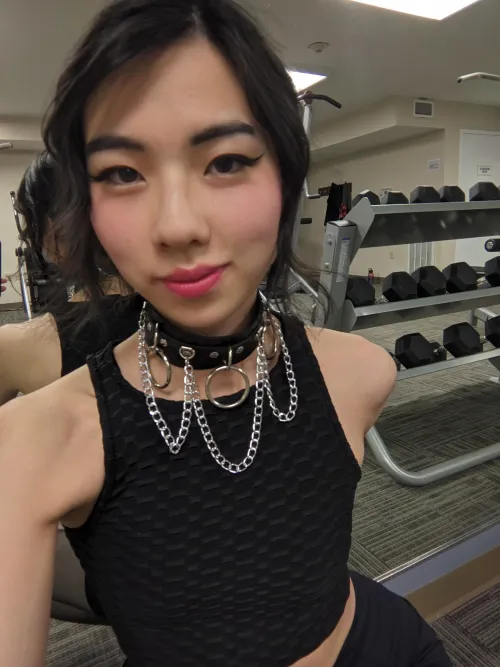 Thumbnail Exploring the Collar Trend: SylvieLabrae's Gym Fashion Dilemma