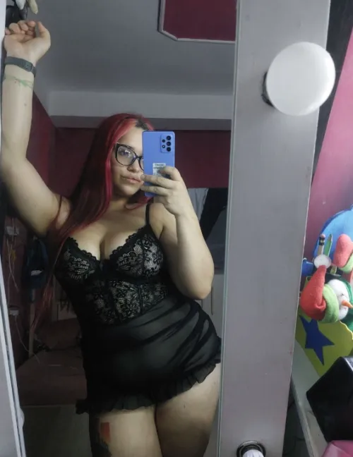 Thumbnail ValSpams00 Flaunts a Fabulous Booty in the Squat Position