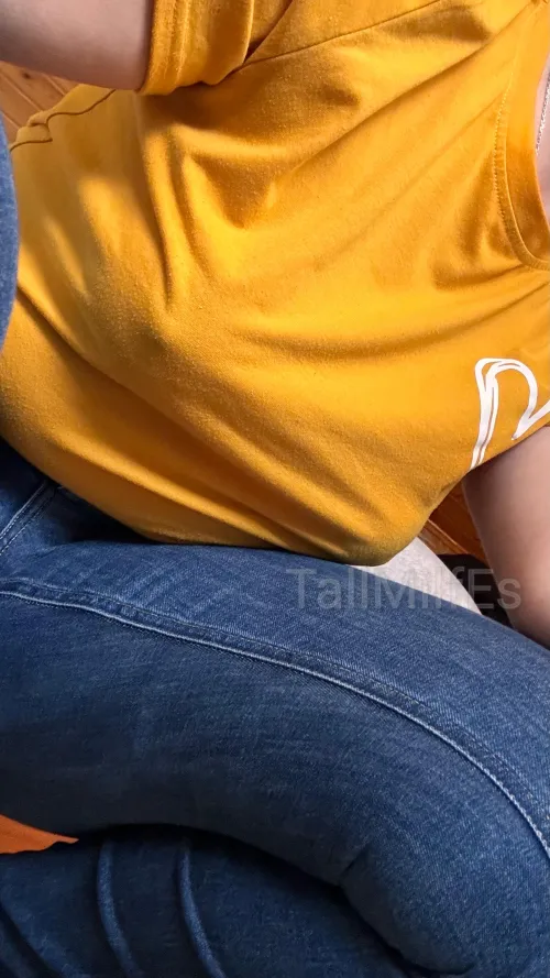 Thumbnail TallMilfEs' Vibrant Display: Pokies in Yellow Glory