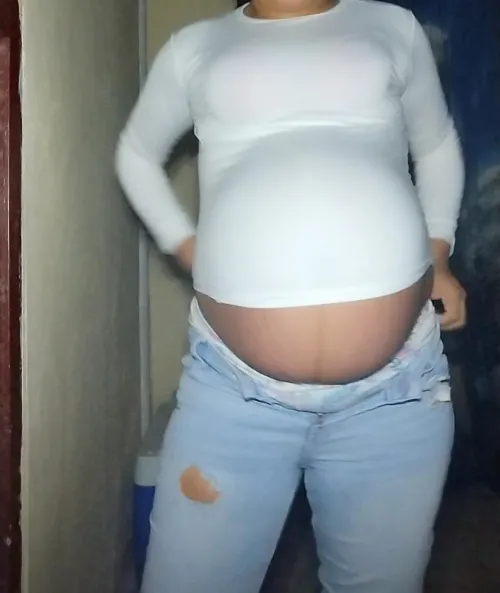 Thumbnail Giant Belly Woes: Clothing vs. Pregnancy | akmv1312