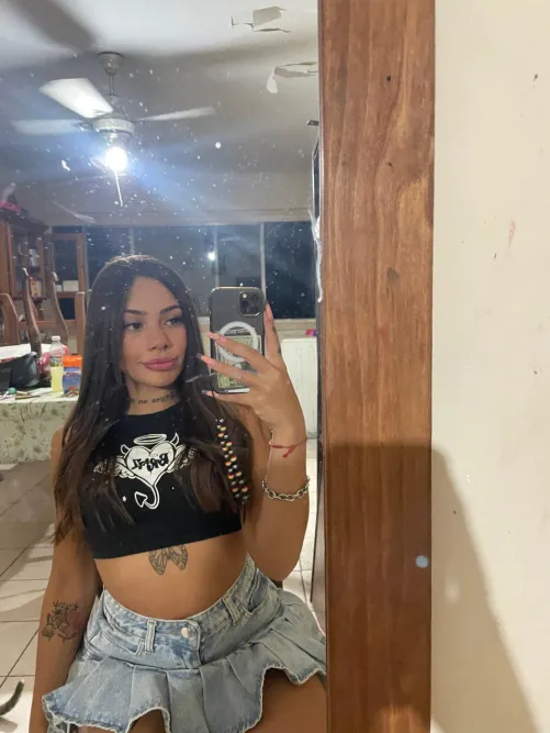 Thumbnail Hot Crop Top Vibes: Old_Raccoon891's Style