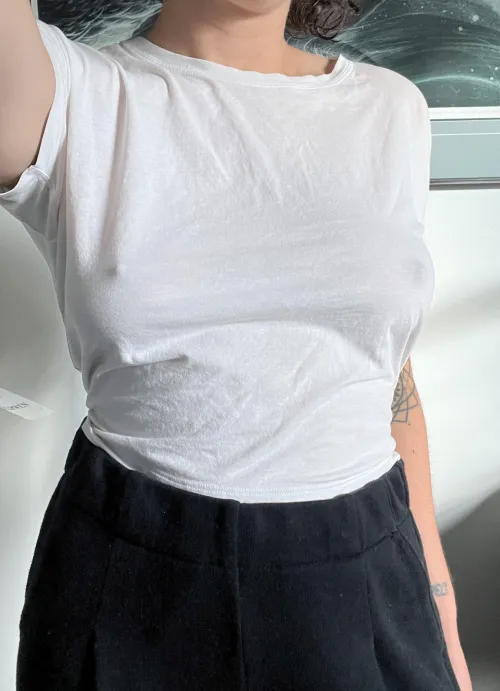 Thumbnail maplesyrup_girl's Bold Choice: Embracing the No Bra Look
