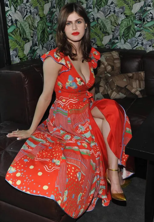 Thumbnail Alexandra Daddario: A Symbol of Grace by ImportantReturn-7350 | gentlemanboners