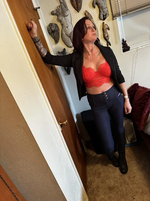 Thumbnail Office Attire Dilemma: What's Appropriate to Wear?