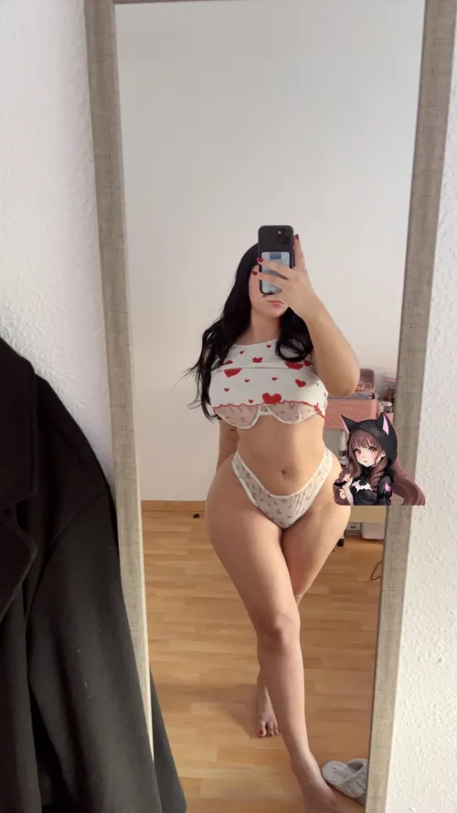 Thumbnail Rosse-Evans' Morning Routine: A Mirror Selfie to Begin