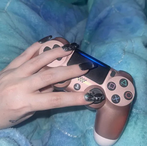 Thumbnail Gamer Love Displayed by kiss_me_bye_ in nailFetish