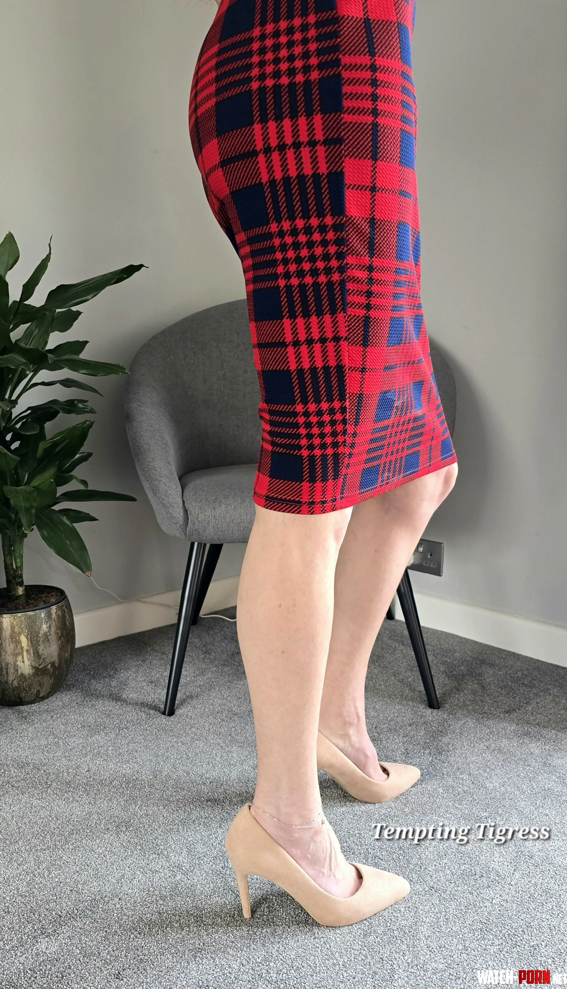 Feeling good in this plaid by Tempting-Tigress