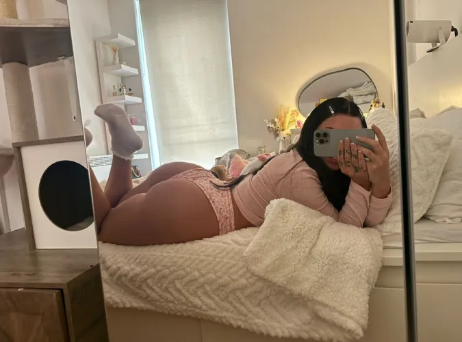 Thumbnail MirrorSelfie: Drawing Attention in a Captivating Shot | blonde_opinion
