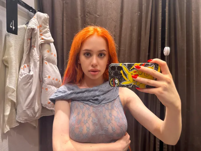 Thumbnail Self-Confidence Captured: changing room selfie