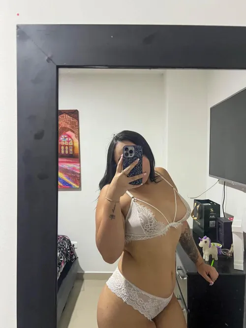 Thumbnail Curvy and Confident: Styling Outfits for Latina Beauty
