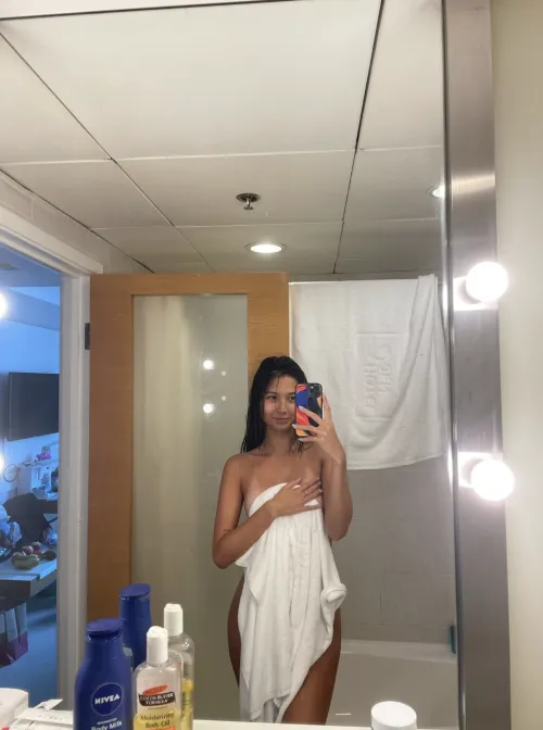 Thumbnail angelinooor's Sultry Transformation: Darker Hair Post-Shower