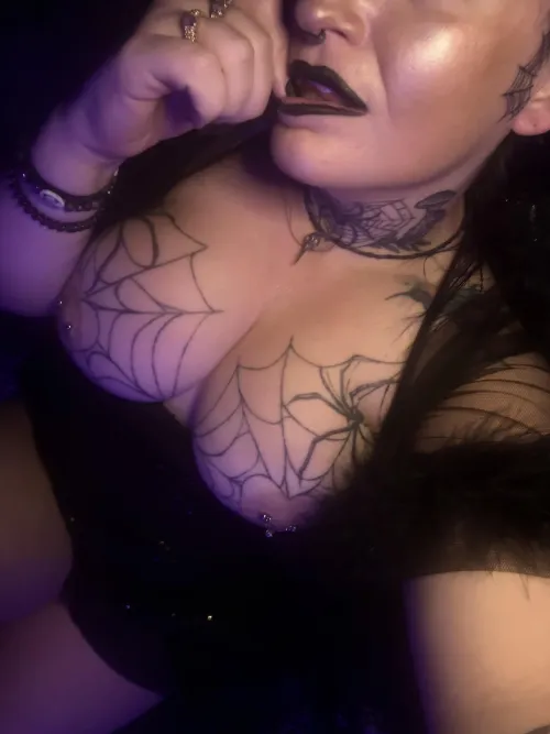 Thumbnail Gothic Charm: GxthicCreampi's Curvy Identity