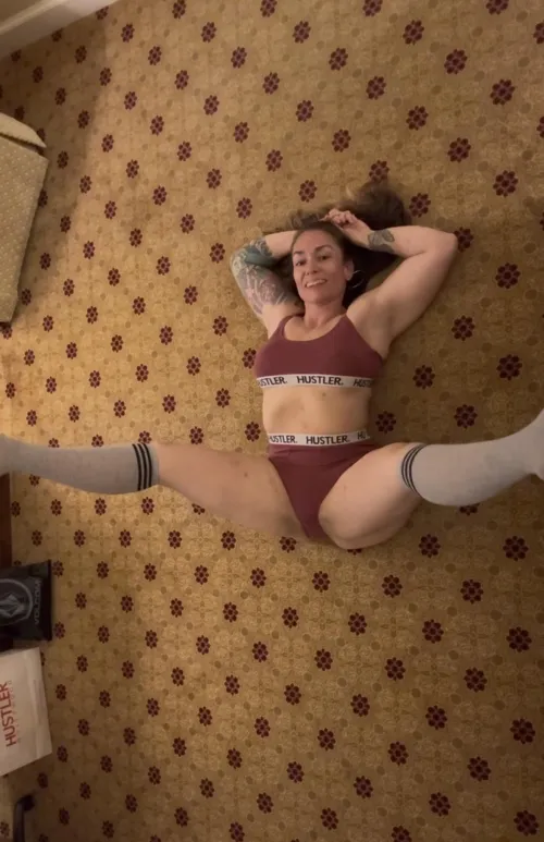 Thumbnail Morning Flexibility Session - A MILF's Journey by cindyvanessa