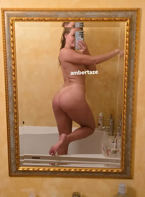 Thumbnail ambertaze's Refreshing After Shower Selfie in MirrorSelfie Category