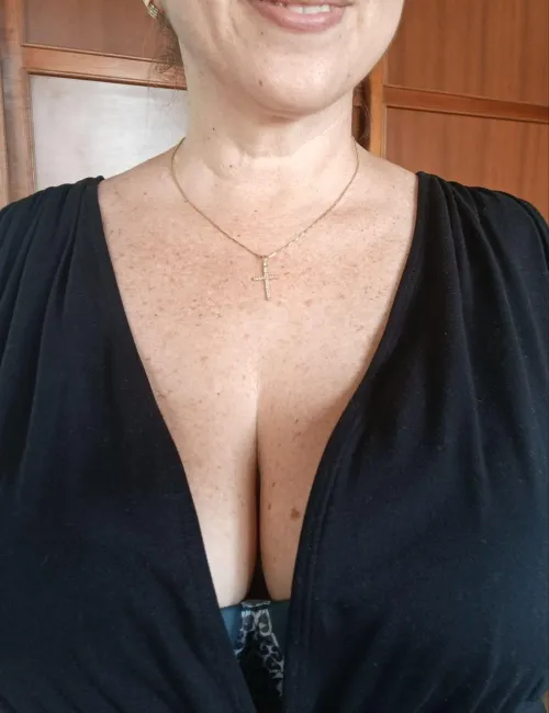 Thumbnail Explore Grandmas Hot Cleavage F50 with Sarah_Diaz