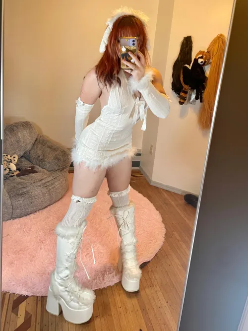 Thumbnail elexirrrr Showcases Fave Boots & Outfit in MirrorSelfie
