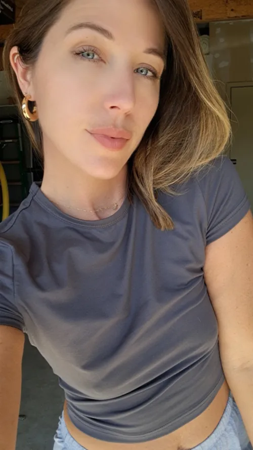 Thumbnail Embracing Braless Fashion: Leahdavisonme's Bold Statement