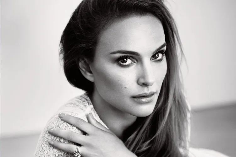 Thumbnail Natalie Portman: Captivating Elegance | JumpySignature5588