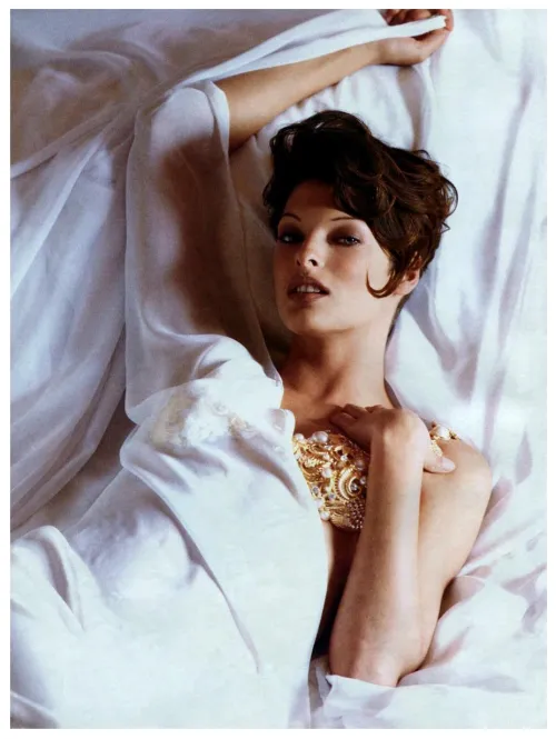 Thumbnail Linda Evangelista: Embracing the Modeling Spotlight by bil_sabab