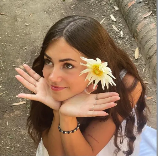Thumbnail Isabella Flores' Charms: Pretty Girls Unveiled