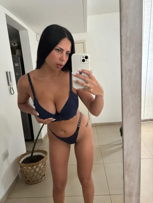 Thumbnail Latina Charm: SophiMadi's Brunette Mirror Selfie | MirrorSelfie