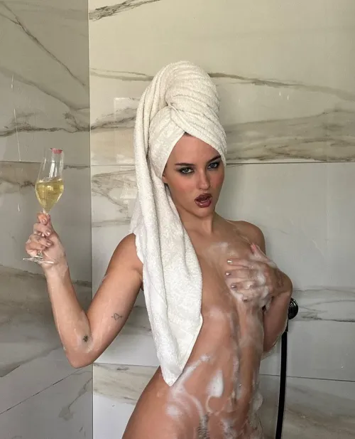 Thumbnail Victoria De Angelis: A Celebsnaked Icon by Lucky-Marzipan-3350