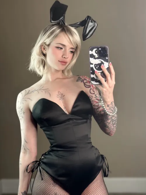 Thumbnail Android 18 Bunny Cosplay Unveiled: TheRealKhaleesiBB's Creation