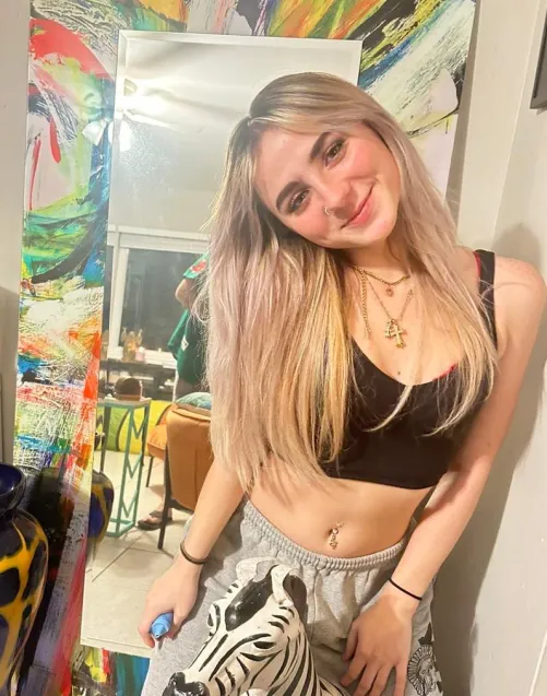 Thumbnail Croptop Confidence: prttykam_xoxo Embraces Freedom