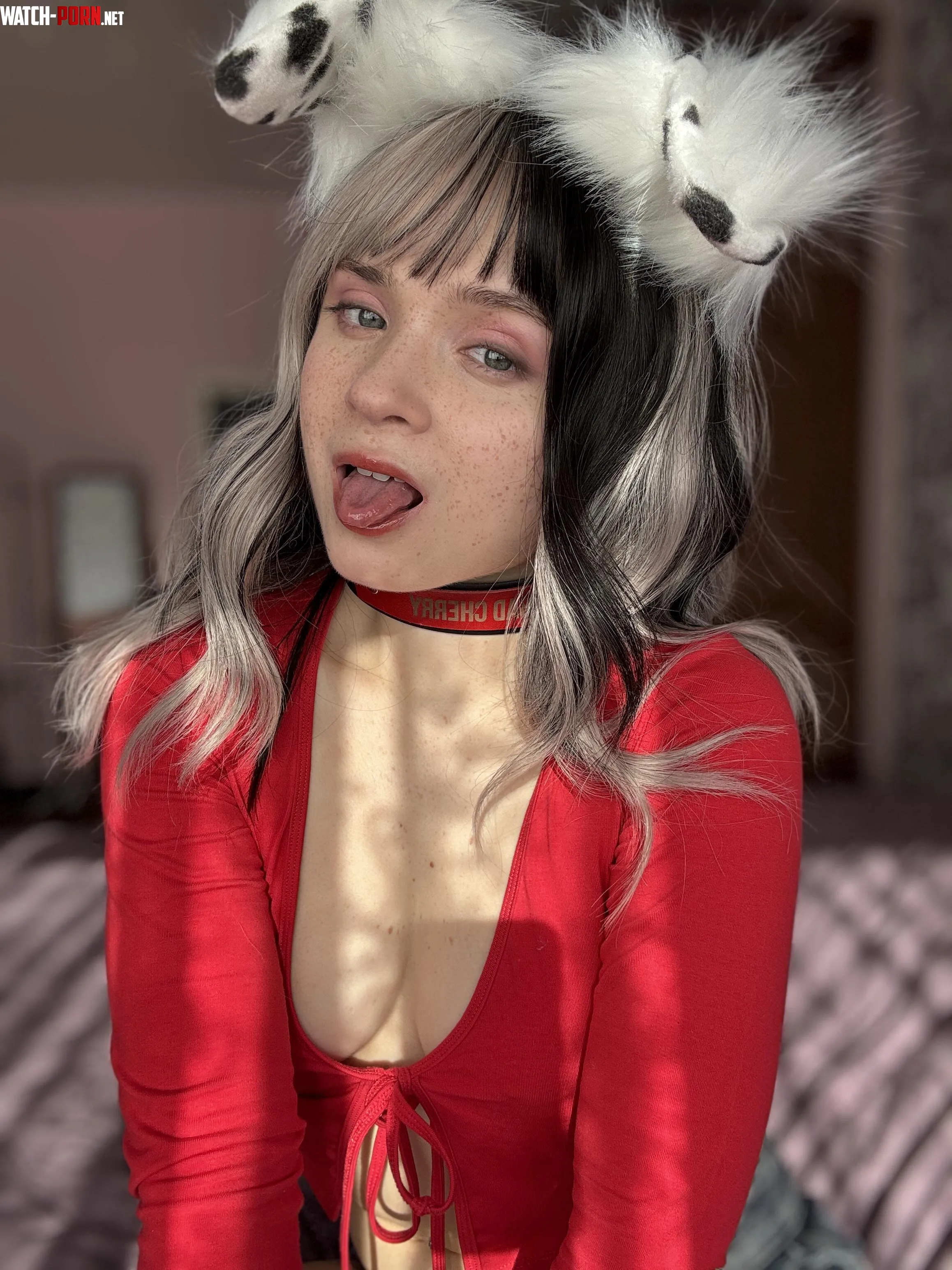 I really really like this red topAnd despite the deep cleavage its comfortable by TatyanaVikernes