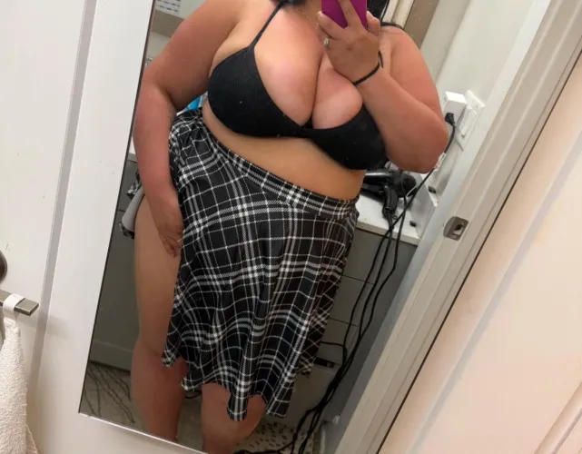 Thumbnail Easy Access: No Panties On! Insights from MassivePersonalityXO
