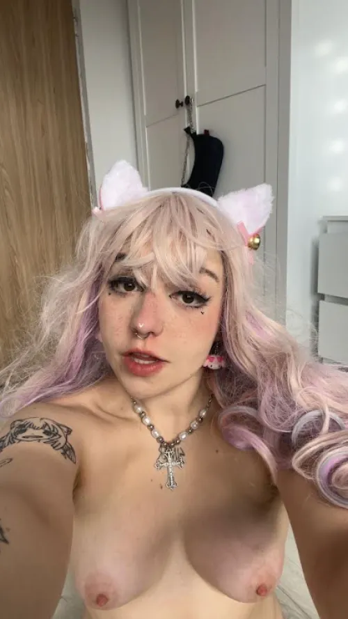 Thumbnail Kawaiiao Teases in Neon Hair Look with a Cheeky Message