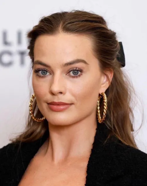 Thumbnail Positive-Article-654 Explores Margot Robbie's Allure