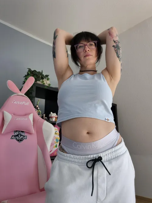 Thumbnail Chubby Belly Pride: DizzyDora_'s Confident Display