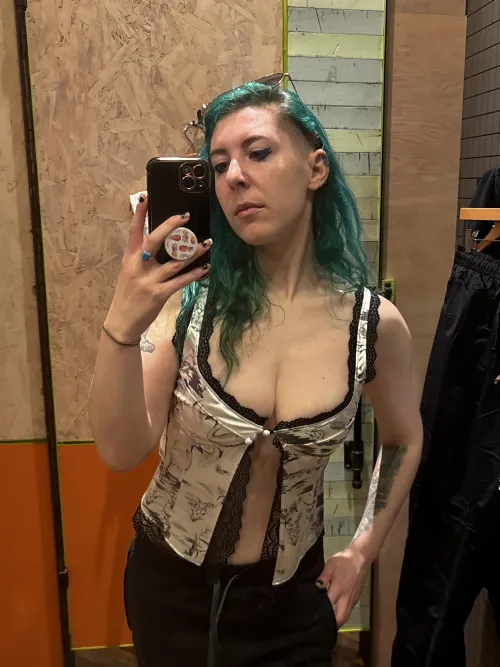Thumbnail Button Strength Test: sirenskiss3 Shares Cleavage Charm