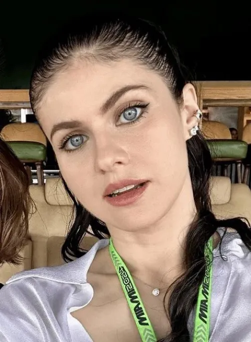 Thumbnail Allure of Alexandra Daddario - Urban Achievers6371 Insight