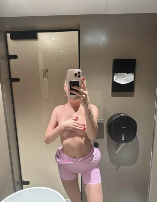 Thumbnail EvaAmur12 Reveals the Intriguing World of Handbra
