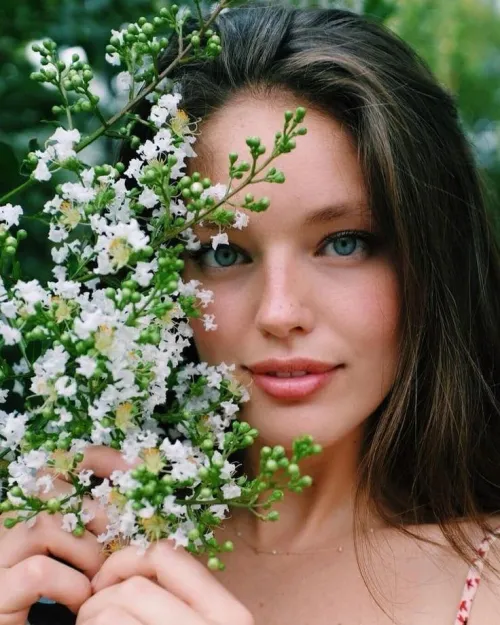 Thumbnail Emily DiDonato: The Epitome of Model Radiance