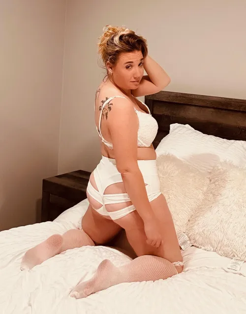 Thumbnail Elegant Display of White MILF Cheeks | WhiteCheeks