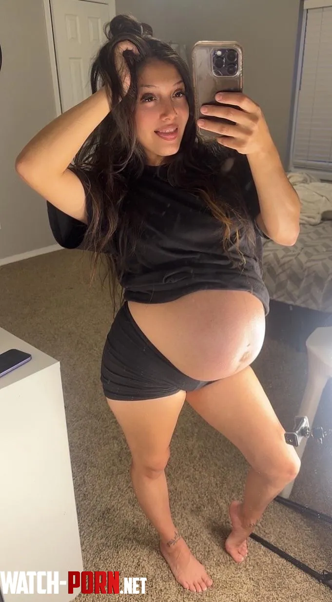 8 months pregnantCan you tell I like my pussy filled by DatChickenHead