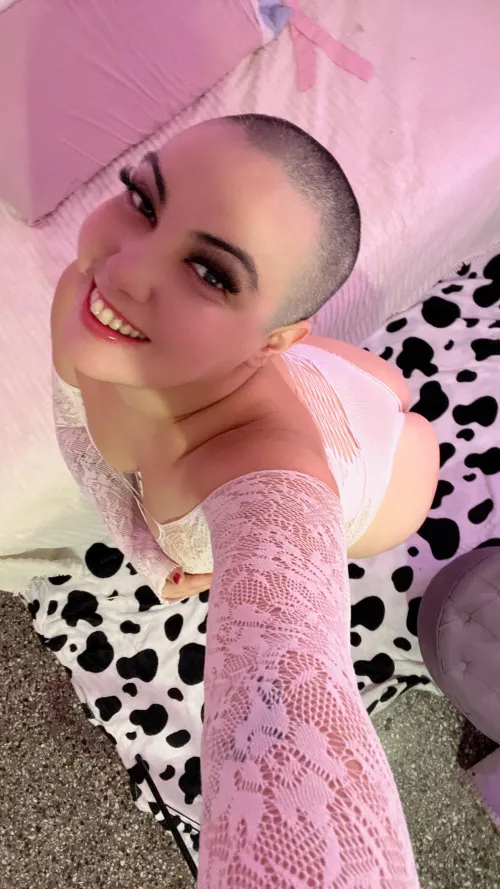 Thumbnail Bold and Beautiful: Short Hair Chicks Making Waves | cherrypieok