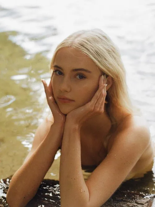 Thumbnail Annie Schrter Shines Among PrettyGirls