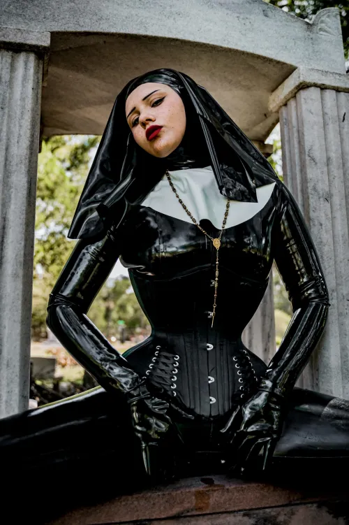 Thumbnail Indulge in Sin with MistressPerpetua's Rubber
